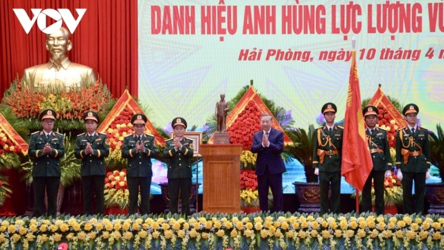 Top leader presents Hero of the People’s Armed Forces title to Military Region 3